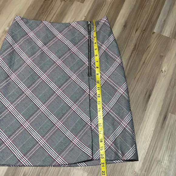 Bar III Zipper Detail Plaid Skirt Black Red Size 4 Lined Classic School girl - Picture 7 of 12